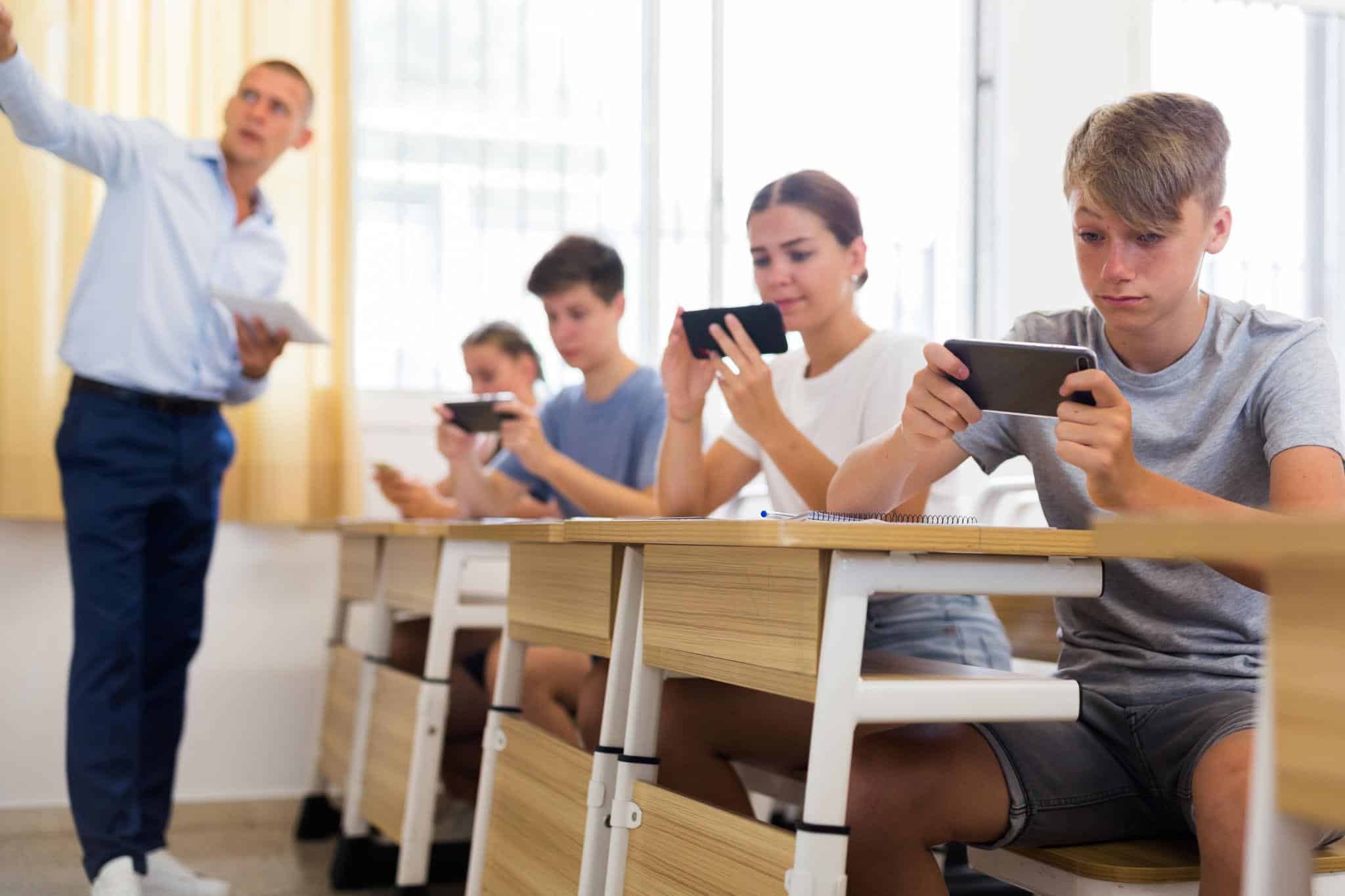 Michigan School Phone Limits Get ‘C’ Grade as Student Performance Concerns Intensify